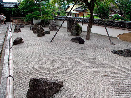Сад камней в монастыре Комиёдзен Дзи